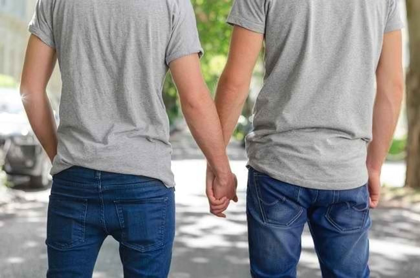  Burri im doli hapur si homoseksual pas pesëmbëdhjetë vitesh martesë 