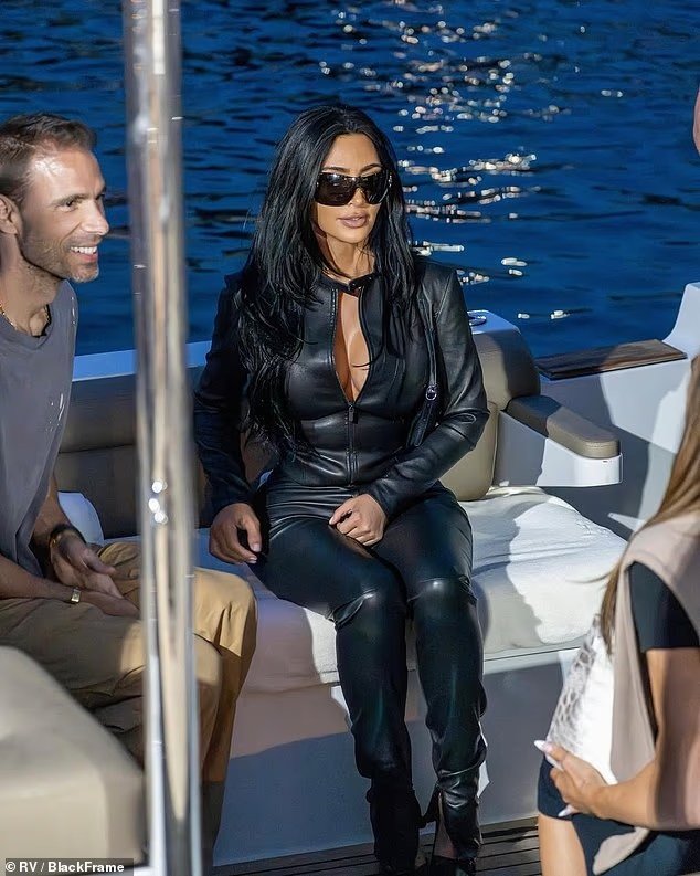 Kim Kardashian mahnit në Monako me një paraqitje të guximshme, ndërsa Lewis Hamilton ndodhet në Spanjë