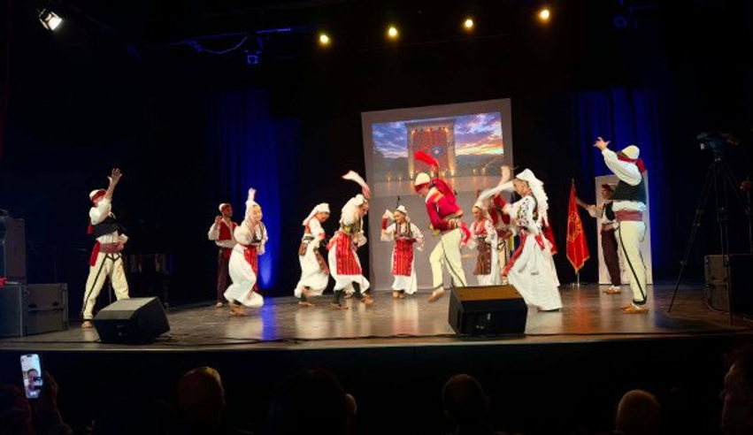 kujtesa-qe-jeton-permes-artit-shtimja-bashkon-artistet-shqiptare-ne-27-vjetorin-e-clirimit