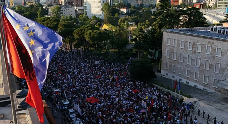 Euronews: Protestat në Shqipëri përshkallëzohen në një përplasje diplomatike me Iranin