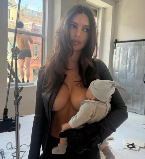 Emily Ratajkowski kritikohet ashpër për fotosesionin topless
