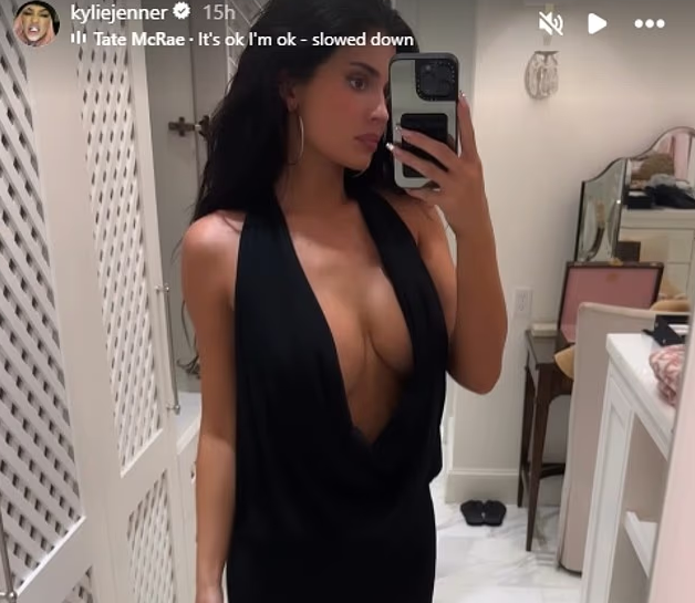Kylie Jenner tërheq vëmendje me dekoltenë e thellë në fustanin e ri
