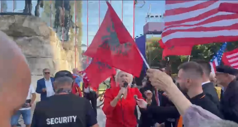 LIVE: Dy javë protesta në Tiranë, ‘këpucët e të larguarve’ vendosen para Kryeministrisë