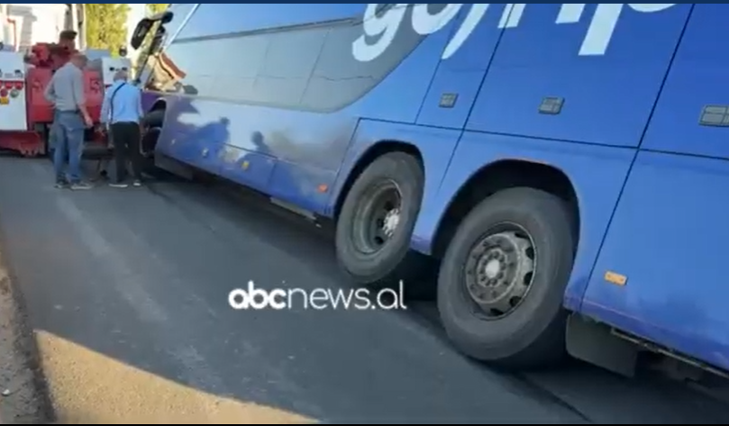 Aksident në Shëngjin/ Autobusi del nga rruga dhe përfundon në kanal
