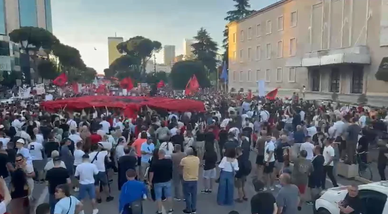 “Protestoj për djalin tim që e humba”, fjalimet në protestë: Personat me aftësi të kufizuara nuk duhet të ndihen të diskriminuar