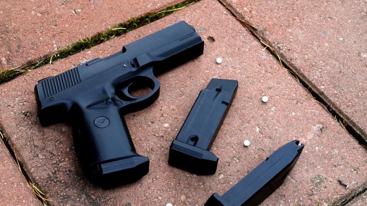 Mësuesi i gjimnazit i mori cigaret, nxënësi i vendos armën në kokë: M’i jep ose do të të qëlloj