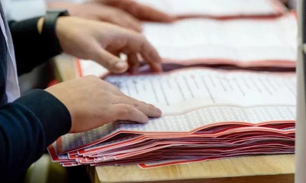 Votat me postë – KQZ njofton se deri më tani janë aprovuar afër 60 mijë pako: Procesi i numërimit ka filluar