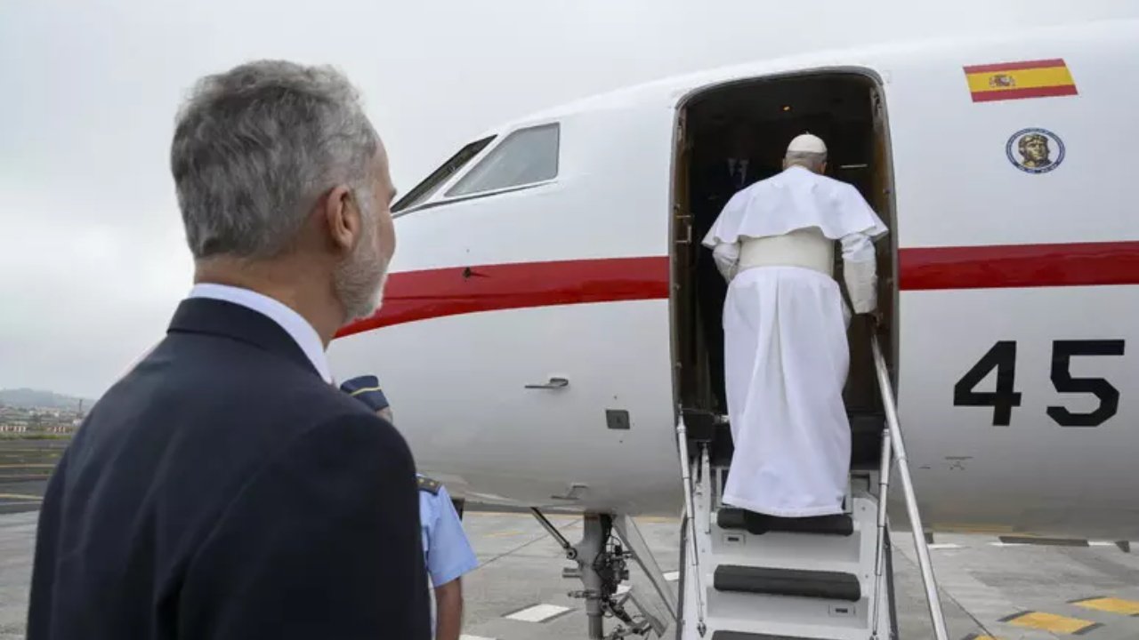 Defekt teknik në avionin e Papës, Leoni XIV detyrohet të ndryshojë mjetin e udhëtimit në minutën e fundit