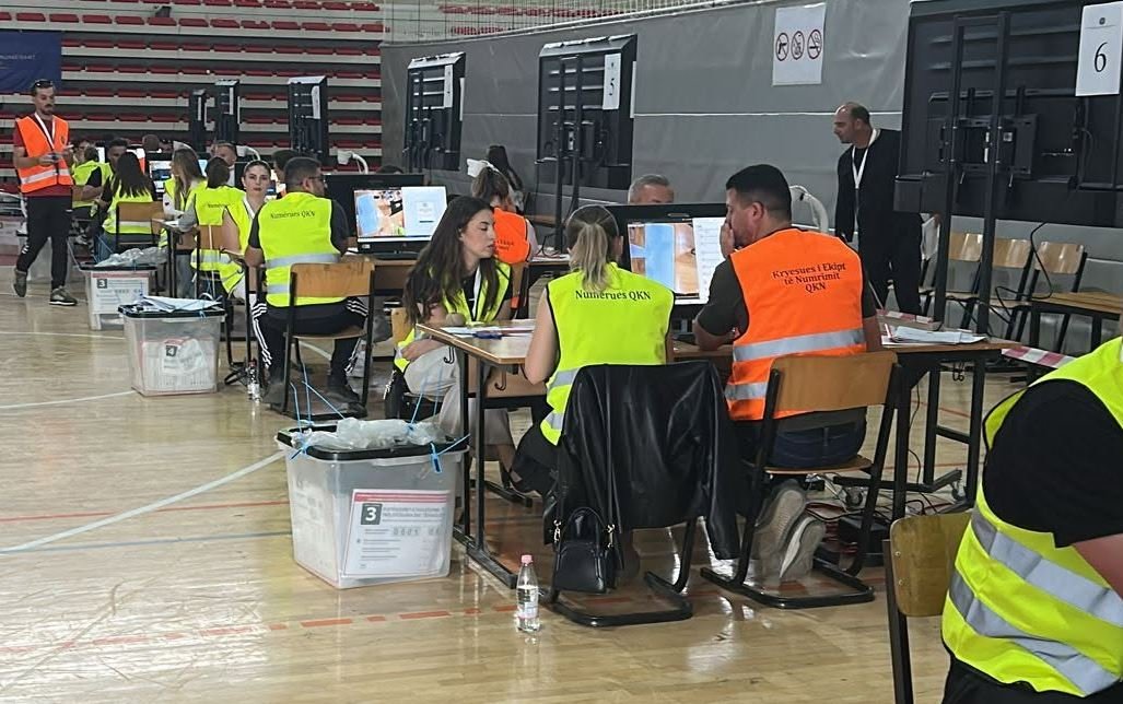 LIVE: Vetëvendosje fiton bindshëm votat e diasporës në përfaqësitë diplomatike – KQZ jep detajet