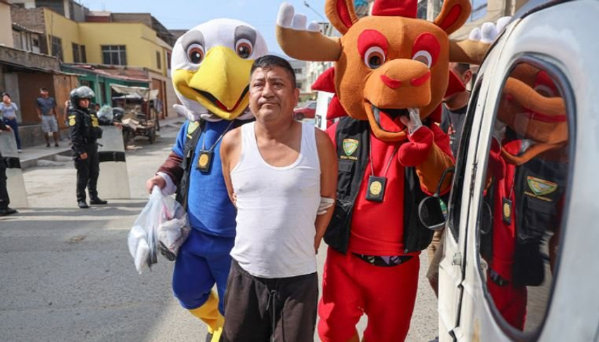 Policët maskohen si maskotat e Botërorit 2026 dhe arrestojnë një të dyshuar për trafik droge