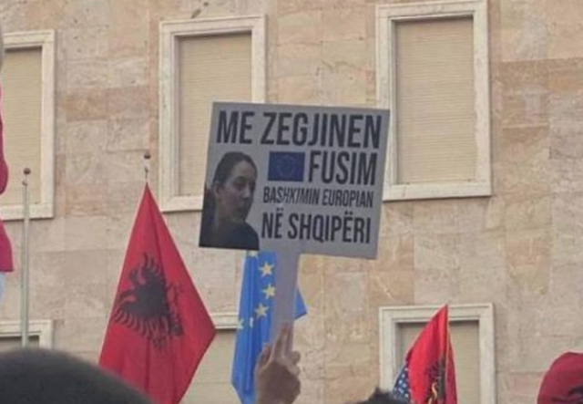 Pankarta pikante/ Protestuesit tallen me Zegjinenë: Me të do fusim BE-në në Shqipëri...