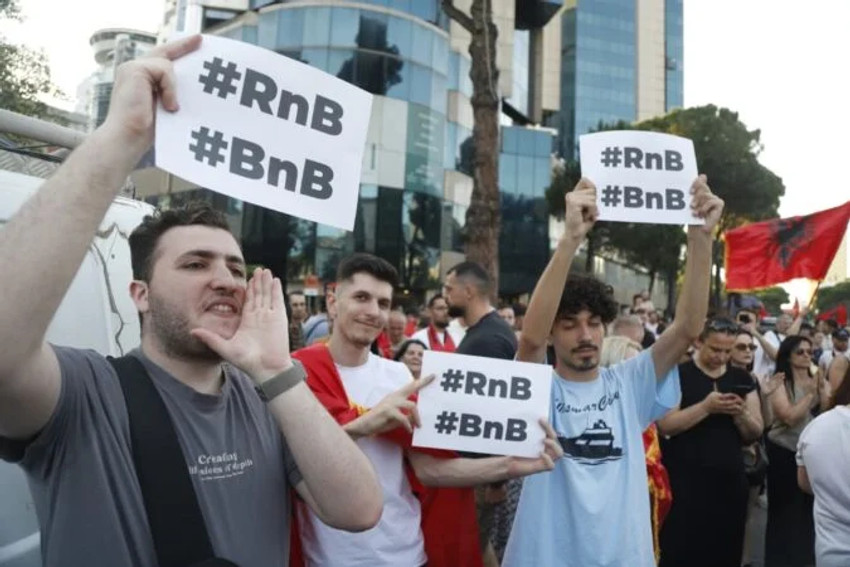 “Nëse duhet ta rrethojmë Kryeministrinë, do ta bëjmë”. Dita e 15-të e protestës, pas tre orësh në Bulevard, qytetarët nisin marshimin nëpër kryeqytet 2 Image
