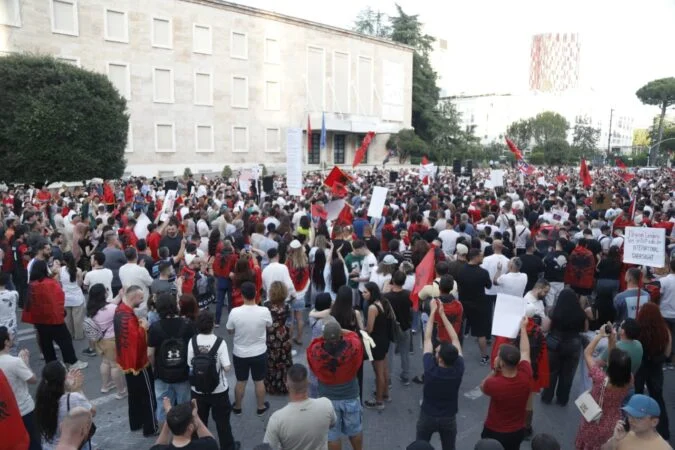 “Nëse duhet ta rrethojmë Kryeministrinë, do ta bëjmë”. Dita e 15-të e protestës, pas tre orësh në Bulevard, qytetarët nisin marshimin nëpër kryeqytet