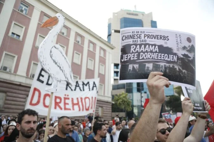 “Nëse duhet ta rrethojmë Kryeministrinë, do ta bëjmë”. Dita e 15-të e protestës, pas tre orësh në Bulevard, qytetarët nisin marshimin nëpër kryeqytet 3 Image
