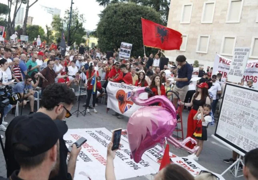 “Nëse duhet ta rrethojmë Kryeministrinë, do ta bëjmë”. Dita e 15-të e protestës, pas tre orësh në Bulevard, qytetarët nisin marshimin nëpër kryeqytet 4 Image