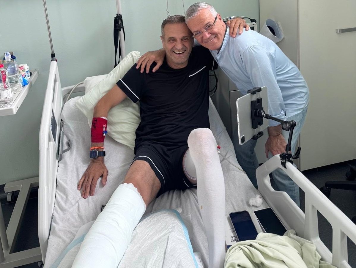 Dani e viziton Sinan Vllasaliun në spital pas aksidentit me motor: Shërim të shpejtë miku im