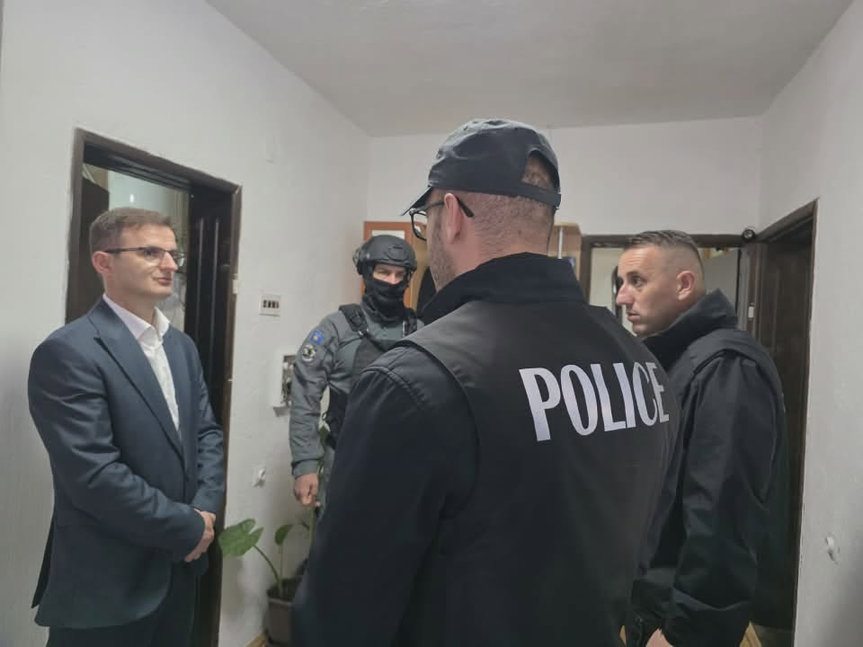 Operacioni për krime lufte: Këta janë pesë të arrestuarit për Reçakun – ky është mesazhi i Sveçlës