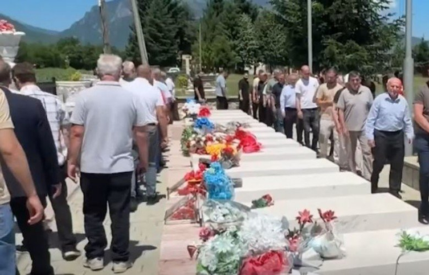 Prejlep dhe Gllogjan nderojnë dëshmorët e kombit