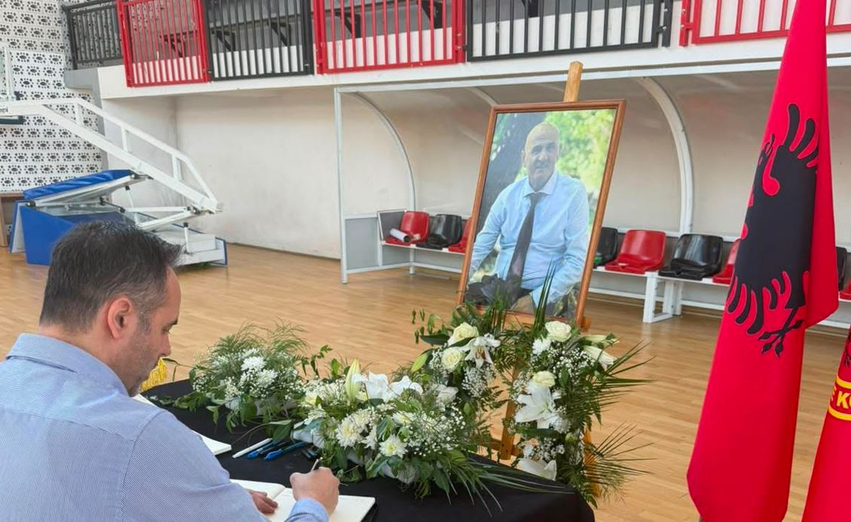 Konjufca shkon për ngushëllime në familjen Jashari  Sahiti do të mbetet në kujtesën e kombit
