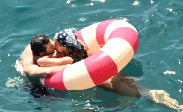 Dua Lipa dhe Callum Turner shijojnë muajin e mjaltit në Itali, shkëmbejnë puthje romantike në det