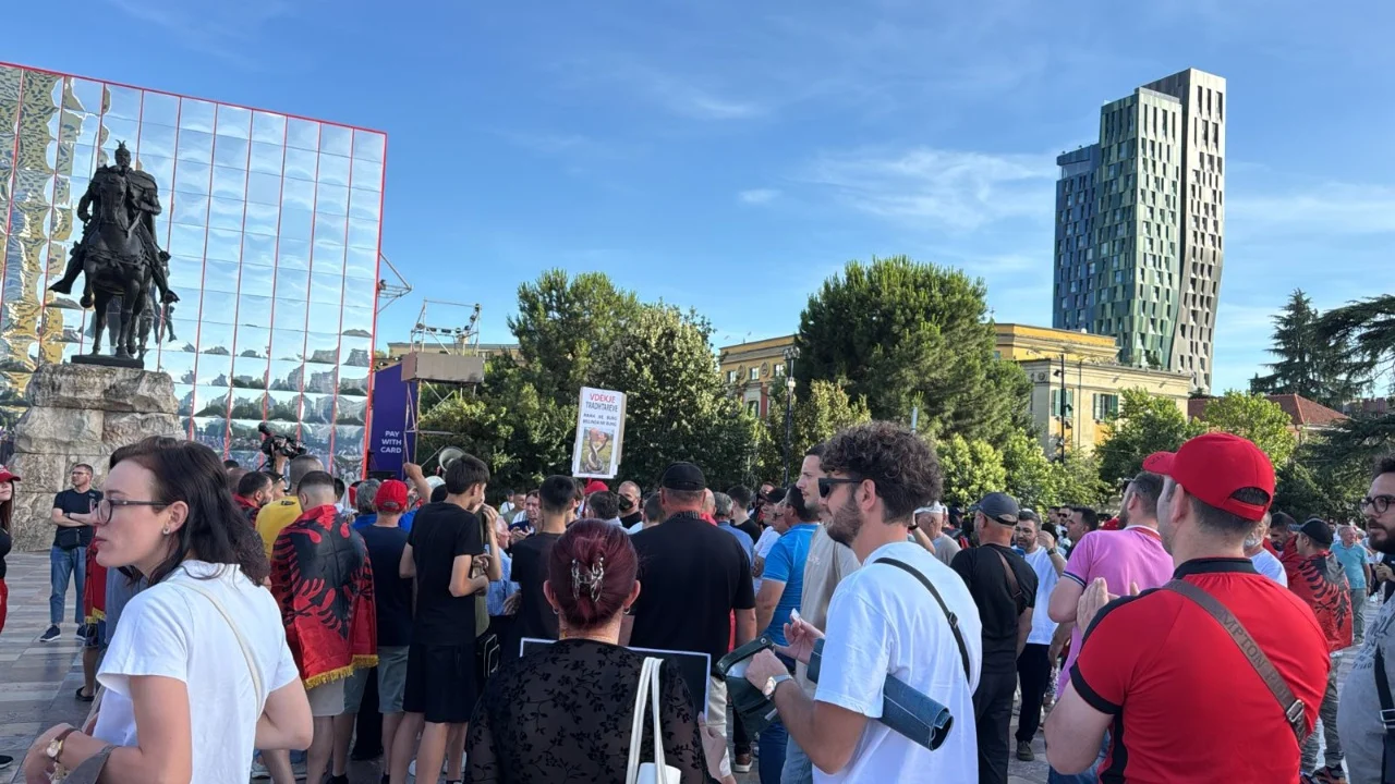 LIVE: Braktisi Ramën/ Protestuesit në festë: Marjana Koçekun e presim në shesh të këndojë, Rama jepe dorëheqjen