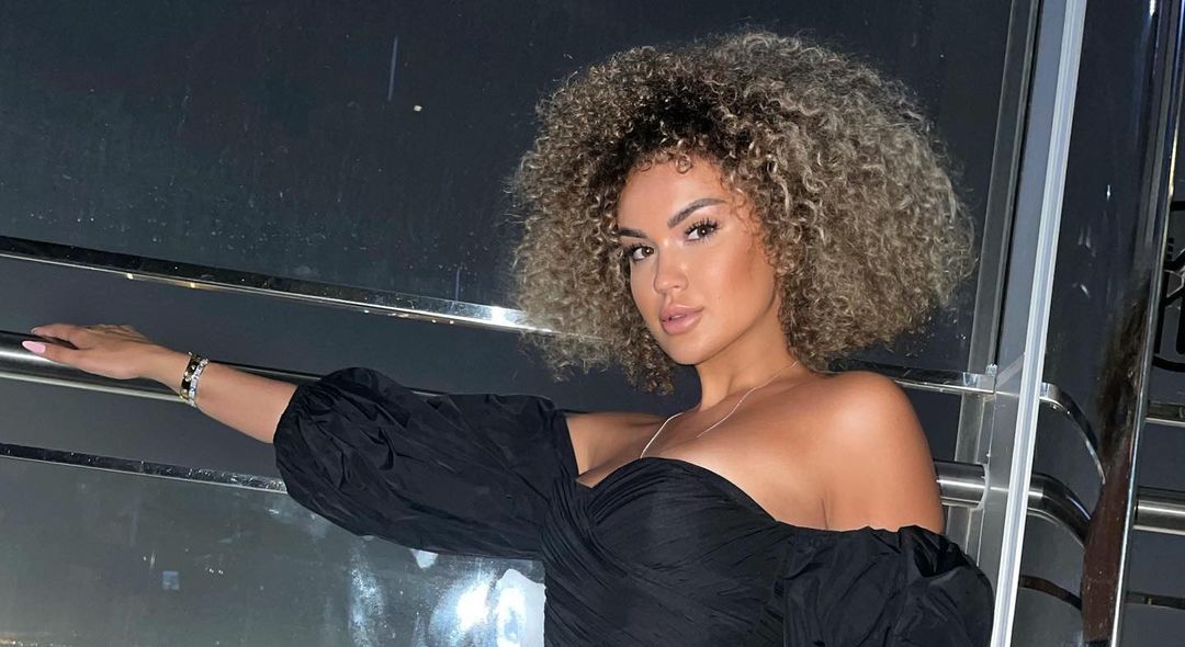 Arta lajmërohet nga pushimet luksoze në Greqi, ekspzon trupin ‘hot’ 