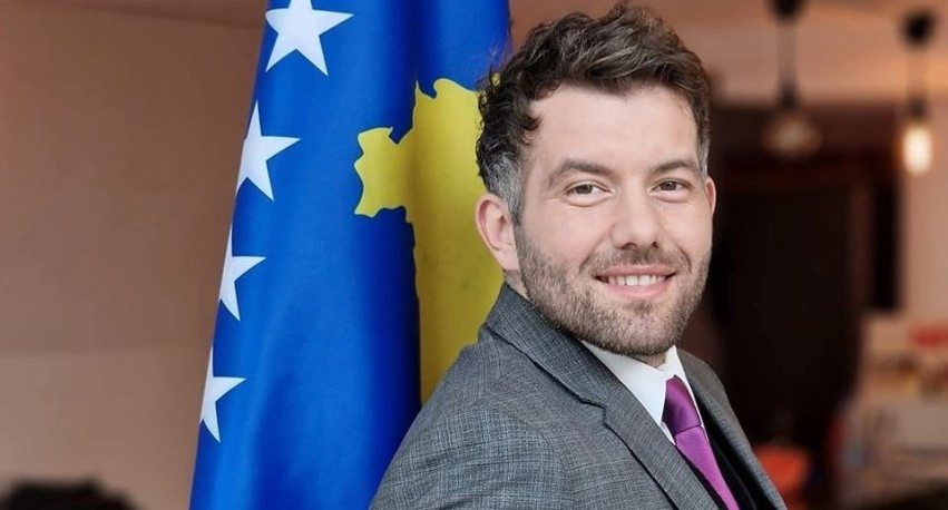  Mirëmëngjes Visar Ymeri  Belgzim Kamberi  Arta Avdiu     Gjinovci ironizon fort analistët e përfshirë në debat
