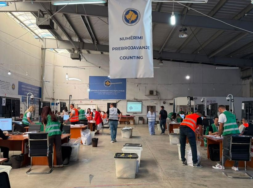 Mbi 75 mijë pako të shqyrtuara  KQZ vazhdon procesin e numërimit të votave me postë