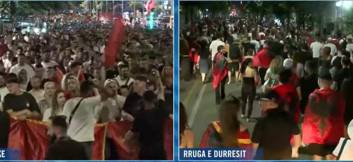 Pamje me dron/ Mijëra vetë mbushin bulevardin kundër qeverisë Rama: Shqipëri e re!