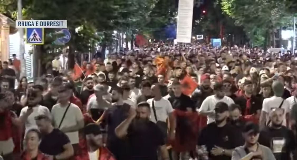 Vargu kilometrik, protestuesit nuk ndalen, bllokojnë rrugën e Durrësit: Çohuni nga kafja! Bashkohuni me ne