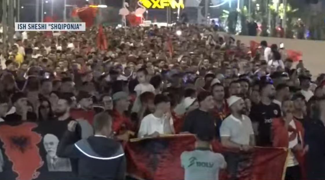“Rama jepe dorëheqjen”- Protestuesit nuk ndalin marshimin, pas Laprakës shkojnë te ish-sheshi Shqiponja: Revolucion