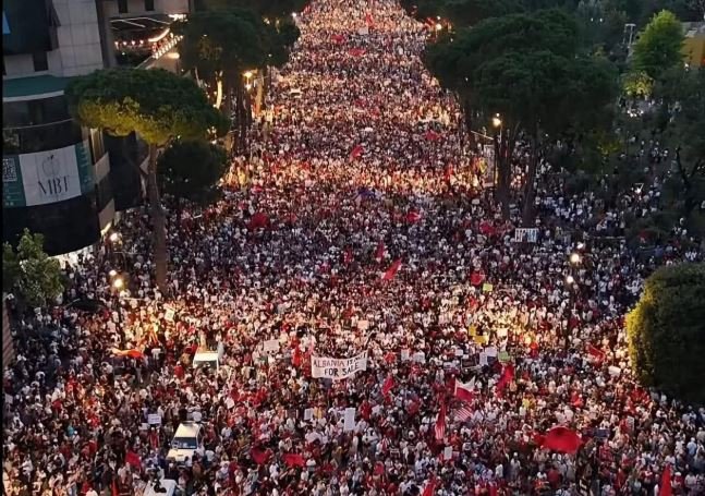 Gazeta gjermane jehonë protestave për largimin e Ramës, ZDFheute: Mijëra qytetarë mblidhen çdo ditë para kryeministrisë
