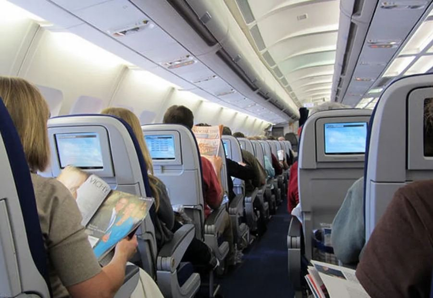 Dhjetë sekrete të vogla për një udhëtim më të rehatshëm me avion