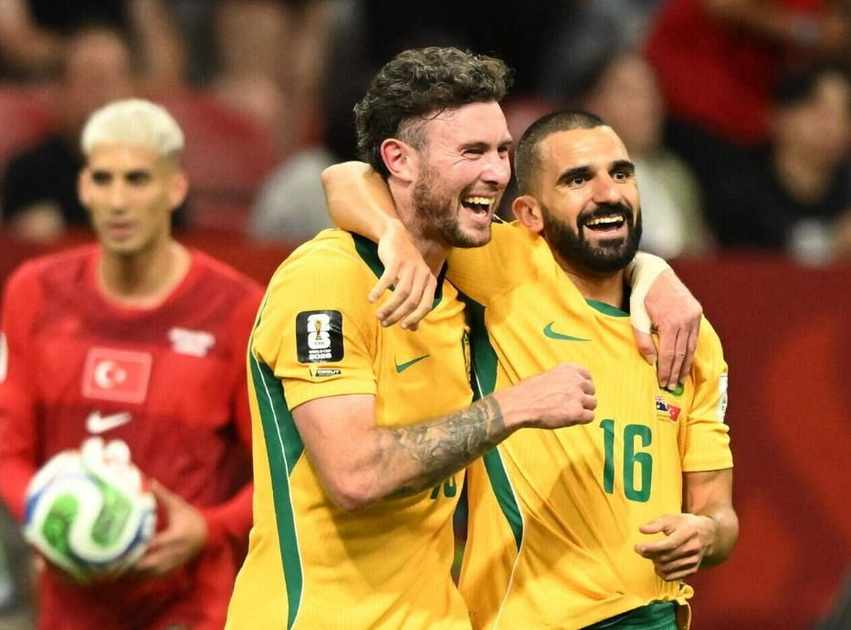 Australia triumfon me dy gola në Vancouver ndaj Turqisë dhe i bashkohet SHBA së në krye të Grupit D