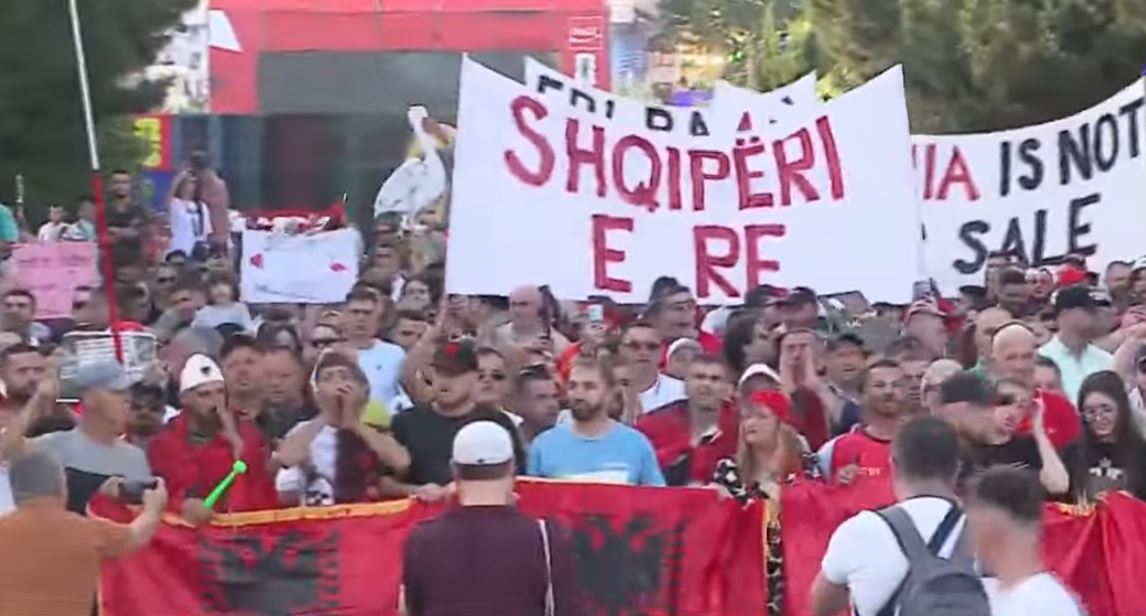 “Rama jepe dorëheqjen”- Mijëra vetë marshojnë nga sheshi Skënderbej drejt Kryeministrisë: Prite popullin se po vjen! Revolucion