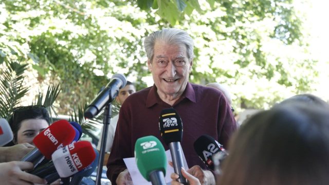 Berisha paraqitet në SPAK për zbatimin e masës “detyrim paraqitje”, mbështetësit e urojnë për heqjen e non gratës