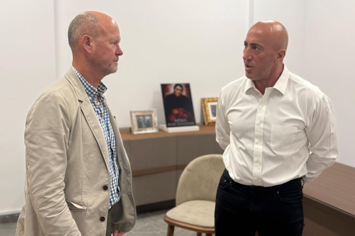 Haradinaj takon kolonelin britanik Chris Warren, e falënderon për angazhimin në Kosovë