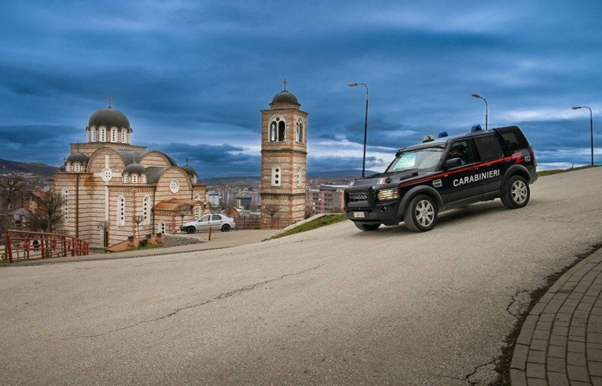 Karabinierët italianë të KFOR it patrullojnë në veri të Mitrovicës