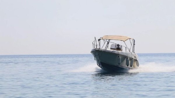 ​Skafi përplaset me mjetin e ushtrisë kufitare në Sarandë, humb jetën 22-vjeçari, dy të tjerë të lënduar