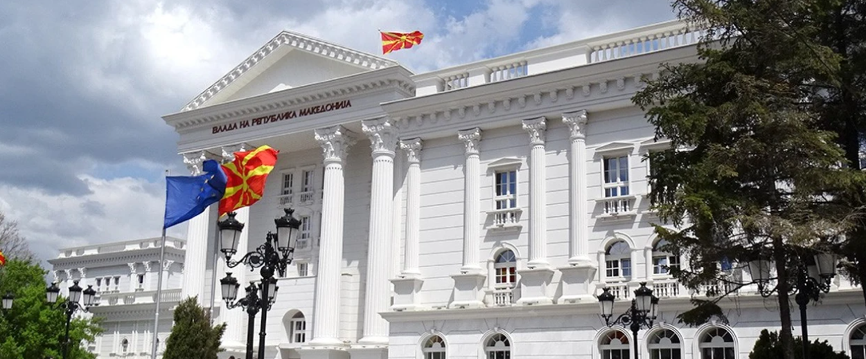Qeveria e RMV-së: Dënojmë ashpër djegien e automjeteve diplomatike bullgare në Shkup