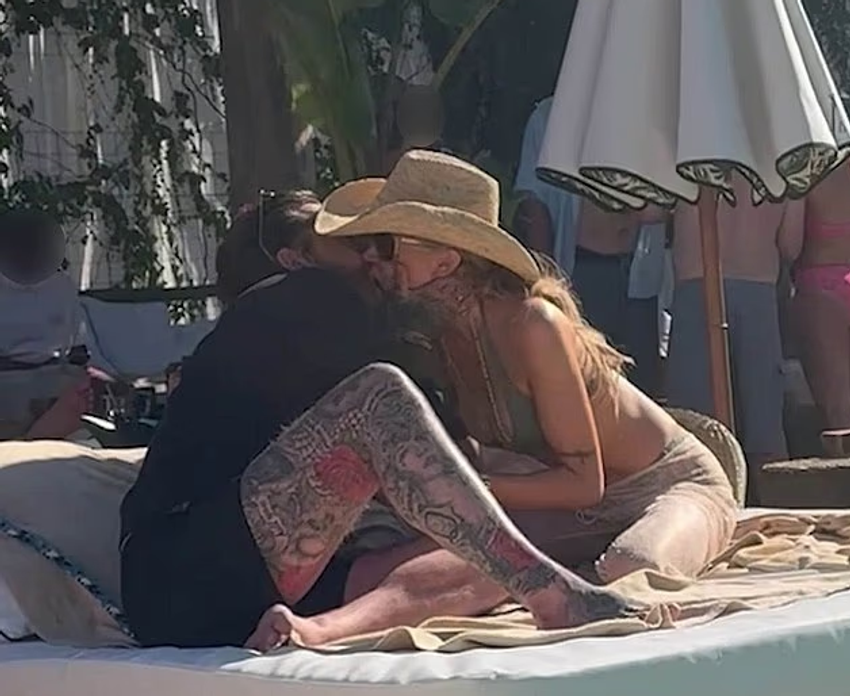 Olivia Attwood dhe Pete Wicks “ndezin” St. Tropezin, shkëmbejnë puthje pasionante pranë pishinës 4 Image