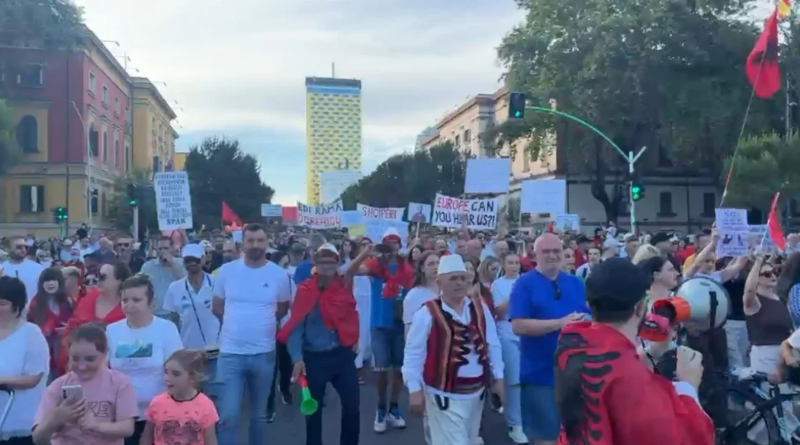 LIVE: Protestë masive – thirrje “Dorëheqje!” në rrugë, protestuesit: do të qëndrojmë derisa Rama të japë dorëheqjen