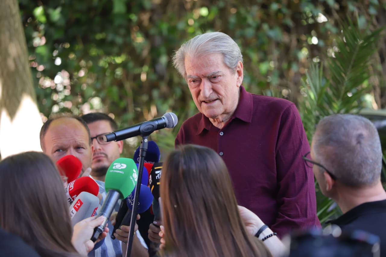 Thirrjet e protestuesve “Rama në burg, Berisha në burg”, kryedemokrati: Qytetarët të mos ndikohen nga një slogan…