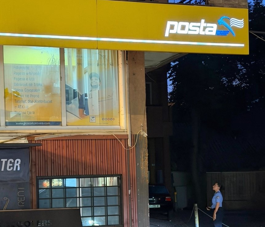 Posta mbrapa teatrit në Prishtinë cak i hajnave, policia rrethon objektin 