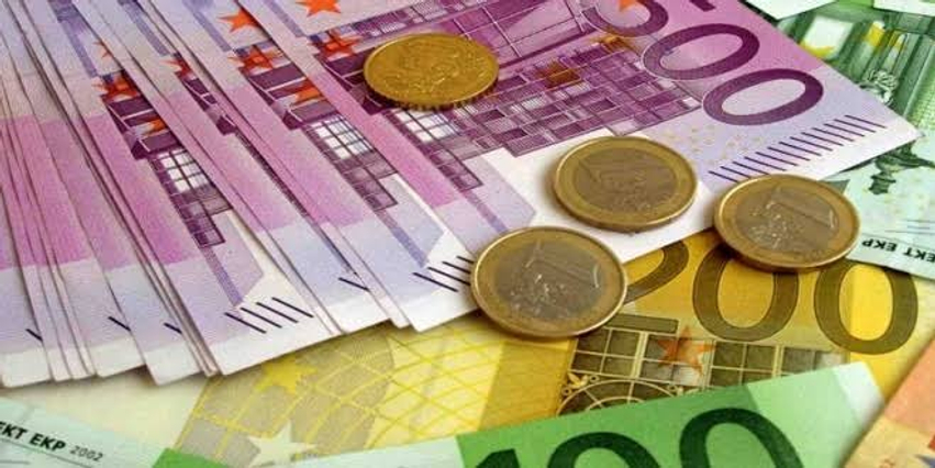 Këmbimi valutor 15 qershor  Me sa blihen e shiten dollari dhe euro  çfarë ndodh me monedhat e tjera