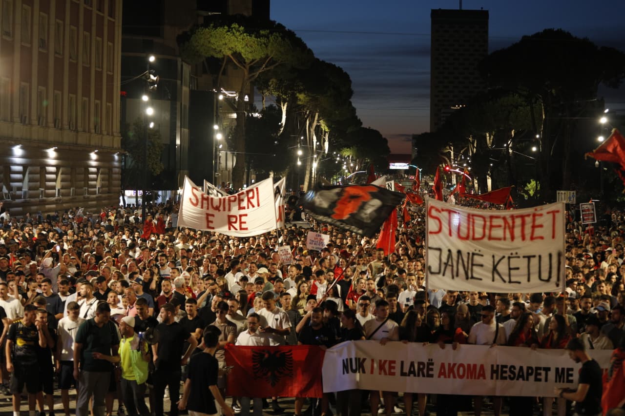 Përfundon me marshim masiv protesta e 16-të për largimin e kryeministrit: Rama jepe dorëheqjen! Nesër më shumë!