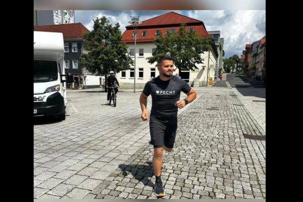 Nga Gjermania në Prishtinë në këmbë: Bokseri Miridon Mulolli mbërrin sot në sheshin “Nëna Terezë”