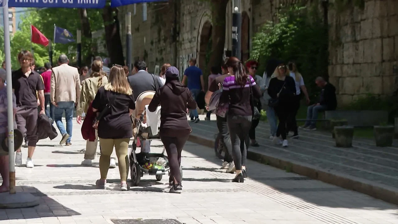Turistët sollën 1 miliard euro/ Rriten shpenzimet krahasuar me 2025, nuk mbeten pas as udhëtimet e shqiptarëve