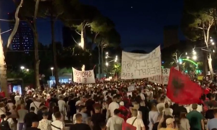 Pas disa orësh protestë para Kryeministrisë, qytetarët nisin marshimin në rrugët e Tiranës