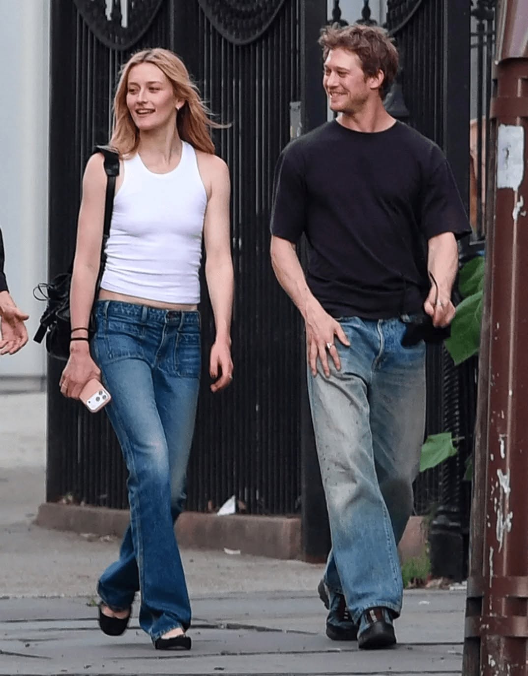 Joe Alwyn i jep fund beqarisë, shfaqet në publik me Sarah Pidgeon